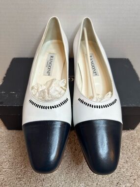 Rangoni White Leather Flats with Navy blue Cap Toe, size 9 AA, New in Box